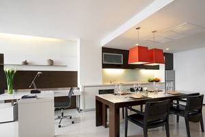 Esstisch im JC Kevin Sathorn Bangkok mit roter Deckenlampe und modernem Interieur