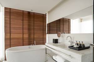 Badezimmer im JC Kevin Sathorn Bangkok Hotel mit Badewanne und Waschbecken.