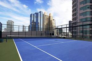 Tennisplatz auf der Terrasse des JC Kevin Sathorn Bangkok Hotels mit Blick auf die Stadt