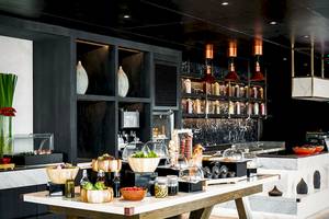 Buffet-Tisch im JC Kevin Sathorn Bangkok Hotel mit verschiedenen Speisen und Dekoration.