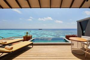 Aussicht von der Terrasse des Amari Havodda Maldives Hotel mit Pool und Meer