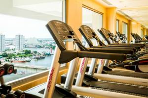 Fitnessstudio mit Laufbändern und Ausblick auf Thailand