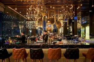Bar im AVANI+ Riverside Bangkok Hotel mit Blick auf die Skyline von Bangkok bei Nacht