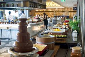 Restaurant-Buffet im Novotel Bangkok Sukhumvit 20 Hotel mit verschiedenen Speisen und Desserts.