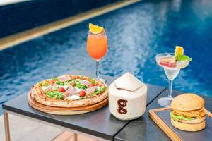 Gedeck am Pool mit Pizza, Burger und Cocktails im Pullman Bangkok Hotel G