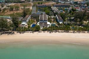 Luftaufnahme des Sunprime Kamala Beach Hotels mit mehreren Gebäuden und Swimmingpools.
