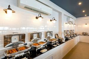 Buffettisch im Hotel Sunwing Bangtao Beach mit verschiedenen Speisen in Edelstahlschalen.
