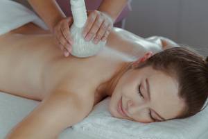 Frau genießt Massage im Amatara Welleisure Resort