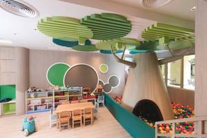 Kinderzimmer im Phuket Marriott Resort & Spa Merlin Beach mit bunten Kugeln und Spieltischen.