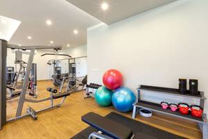 Fitness-Center im X10 Khaolak Resort mit verschiedenen Trainingsgeräten und Hanteln.