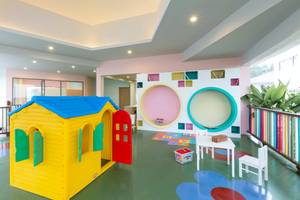 Das Kinderzimmer im X10 Khaolak Resort mit bunten Farben und Spielzeug.