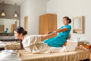 Eine Frau erhält eine Massage von einer Therapeutin im X10 Khaolak Resort