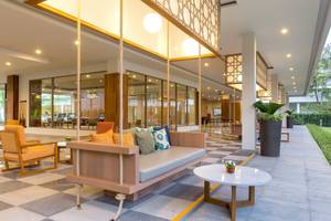 Eingangsbereich des X10 Khaolak Resorts mit einem Sofa und einem Tisch.