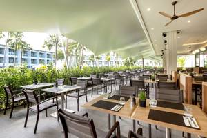 Innenansicht des Restaurants im X10 Khaolak Resort mit vielen Tischen und Stühlen.