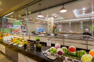 Buffetbereich im X10 Khaolak Resort mit verschiedenen Salaten und Dressings.