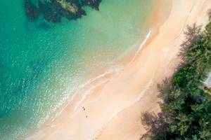 X10 Khaolak Resort Strand aus der Luft