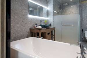 Ein Badezimmer im La Flora Khao Lak Hotel mit Badewanne, Waschtisch, Dusche und Toilette.