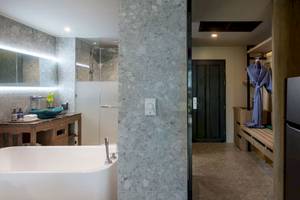 Ein modernes Badezimmer mit einer Badewanne, einer Dusche und einem Waschbecken.