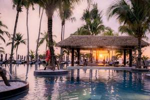 Außenbereich des La Flora Khao Lak Hotels mit Pool und Sonnenuntergang
