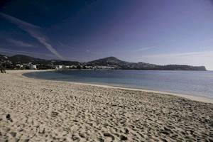 Strand des Argos Hotels mit blauem Himmel und Bergen im Hintergrund