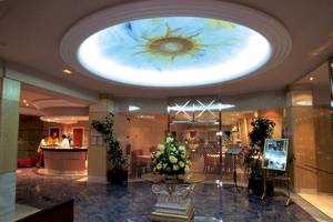 Lobby des Argos Hotels mit einer beeindruckenden Deckengestaltung.