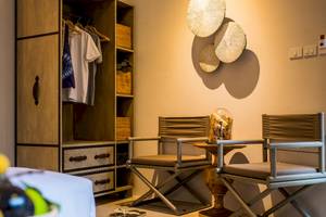 Zimmer im Bangsak Village Hotel mit Schrank, Stühlen und Tisch.