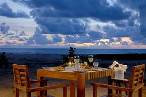 Ein romantisches Abendessen am Strand im Bangsak Village mit Blick auf den Ozean.