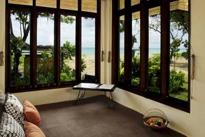 Blick von einem Zimmer im Bangsak Village Hotel auf den Strand.