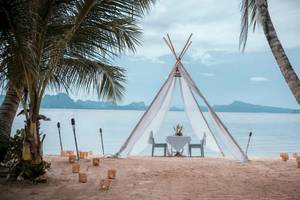 Verliebtes Picknick auf dem Strand von TreeHouse Villas Koh Yao mit Tisch und Kerzen