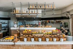 Frühstücksbuffet im TreeHouse Villas Koh Yao mit Obst, Getreide und Kaffee.