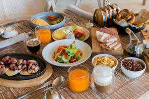 Frühstücksbuffet im TreeHouse Villas Koh Yao mit verschiedenen Gerichten und Getränken.
