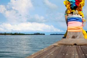 Blick von einem Boot auf das Meer mit einer Insel im Hintergrund, im Haadson Resort.