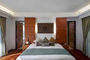 Innenansicht eines Zimmers im Khaolak Paradise Resort mit Doppelbett und Dekor.