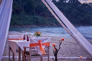 Strandtisch mit Blumen und Kerzen bei Khaolak Paradise Resort