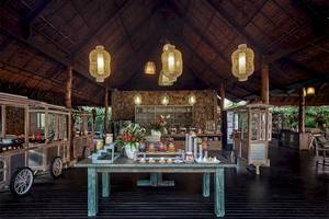 Innenbereich des Khaolak Paradise Resorts mit Frühstückstisch und hängenden Lampen.