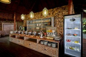 Frühstücksbuffettisch im Khaolak Paradise Resort mit Speisen und Getränken