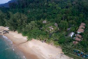 Luftaufnahme des Khaolak Paradise Resorts mit Bungalows am Strand und umliegender Natur