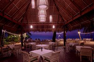 Abendessen auf der Terrasse des Khaolak Paradise Resorts mit Blick auf den Ozean