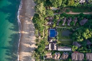 Luftaufnahme des Khaolak Paradise Resorts mit einem Swimmingpool und mehreren Bungalows am Strand