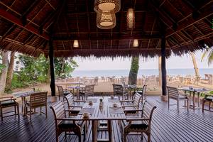 Restaurant im Khaolak Paradise Resort mit Blick auf den Strand.