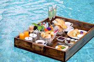 Frühstücksbuffet im Schwimmbad des Santiburi Koh Samui Hotels