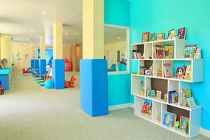 Kinderzimmer im Santiburi Koh Samui mit Büchern, Spielzeug und bunten Wänden.