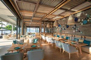 Innenansicht des Restaurants im Meliá Koh Samui Hotel mit Blick auf das Meer.