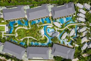 Luftaufnahme des Meliá Koh Samui Hotels mit Swimmingpools und Bungalows.