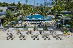 Luftaufnahme des Meliá Koh Samui Hotels mit Pool, Liegen und Sonnenschirmen am Strand