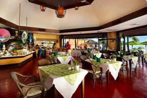 Innenansicht des Restaurants im Bo Phut Resort & Spa mit gedeckten Tischen und Dekorationen.