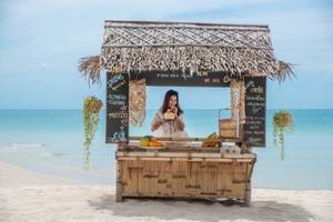 Frau am Strand-Imbissstand im Buri Rasa Village Samui