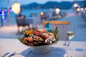 Essen am Tisch auf dem Strand im Buri Rasa Village Samui