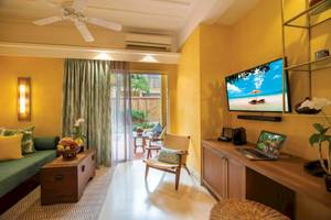 Hotelzimmer im Buri Rasa Village Samui mit Laptop, Fernseher und Balkon.