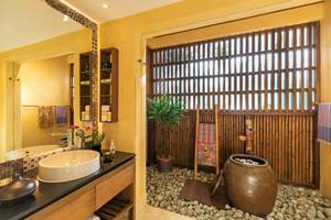 Badezimmerdesign im Buri Rasa Village Samui mit gelben Wänden, einem Waschbecken, einem Spiegel und einer gefliesten Dusche.